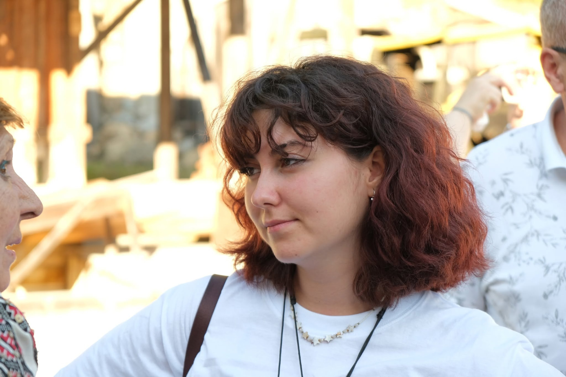 Tânără ascultând cu atenție o persoană vârstnică
